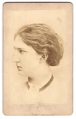 Fotografie unbekannter Fotograf und Ort, Portrait junge Dame mit hochgestecktem Haar