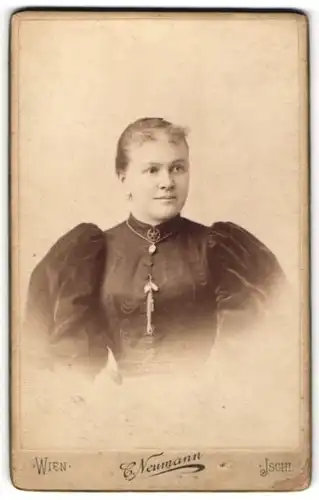 Fotografie Carl Neumann, Wien, Portrait junge Dame im eleganten Kleid mit Puffärmeln