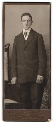 Fotografie W. Herrmann, Potsdam, Portrait junger Mann in zeitgenössischer Kleidung