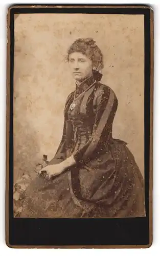 Fotografie unbekannter Fotograf und Ort, Portrait junge Dame im festlichen Kleid mit Halskette