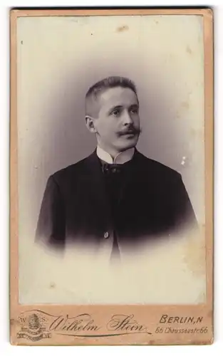 Fotografie Wilhelm Stein, Berlin, Portrait junger Herr im eleganten Anzug mit Schnurrbart