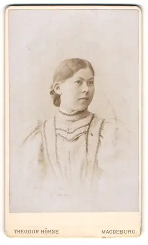 Fotografie Theodor Höhne, Magdeburg, Portrait bürgerliche Dame mit Kragenbrosche und Halskette