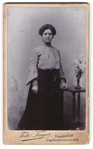 Fotografie Fritz Kayser, Hannover, Portrait junge Dame in modischer Bluse an Tisch gelehnt