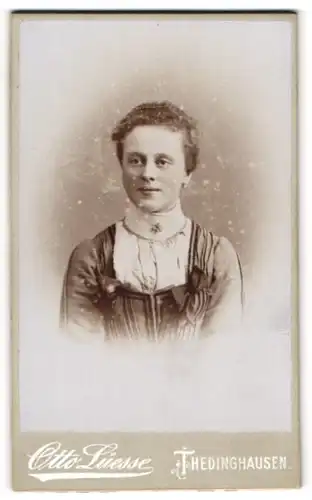 Fotografie Otto Lüesse, Thedinghausen, Portrait junge Dame mit zurückgebundenem Haar