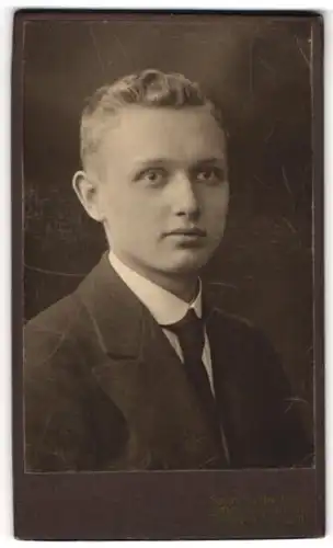 Fotografie E. Müller, Dresden-Altstadt, Portrait junger Herr im Anzug mit Krawatte