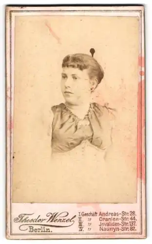 Fotografie Theodor Wenzel, Berlin, Portrait junge Dame in modischer Kleidung