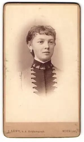 Fotografie J. Löwy, Wien, Portrait junge Dame in modischer Kleidung