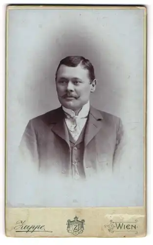 Fotografie Zappe, Wien, Portrait bürgerlicher mit Krawatte und Zwirbelbart