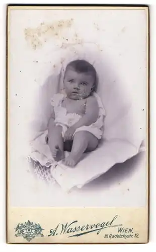 Fotografie Arnold Wasservogel, Wien, Portrait niedliches Baby im weissen Hemd mit nackigen Füssen