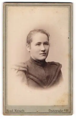 Fotografie Ferd. Nitsch, Osterode a / H., Portrait bürgerliche Dame mit zurückgebundenem Haar