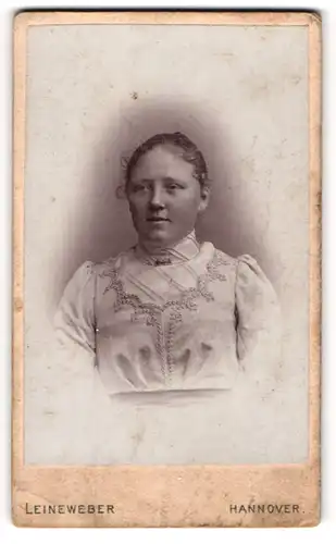 Fotografie Georg Leineweber, Hannover, Portrait junge Dame mit zurückgebundenem Haar