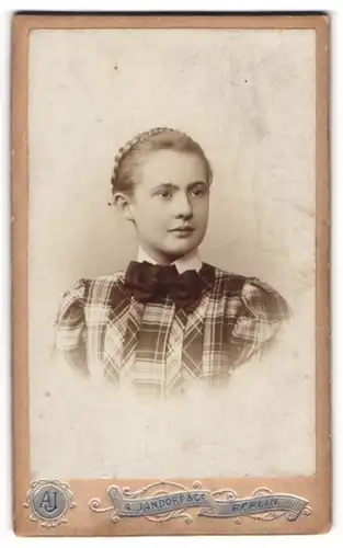 Fotografie A. Jandorf & Co., Berlin, Portrait junge Dame im karierten Kleid mit Kragenschleife