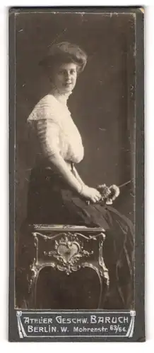 Fotografie Geschw. Baruch, Berlin-W, Portrait bürgerliche Dame in weisser Bluse auf Tisch sitzend
