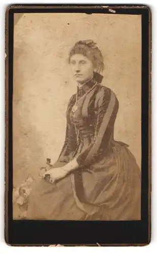 Fotografie unbekannter Fotograf und Ort, Portrait junge Dame im festlichen Kleid mit Halskette