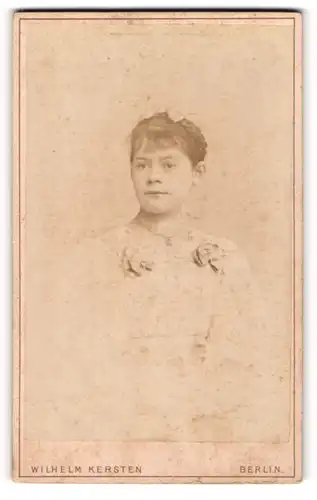 Fotografie Wilhelm Kersten, Berlin-SW, Portrait junge Dame im hübschen Kleid mit Halskette