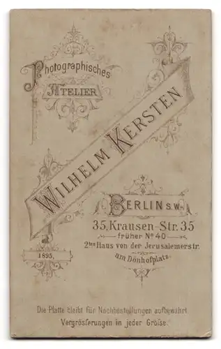 Fotografie Wilhelm Kersten, Berlin-SW, Portrait junge Dame im hübschen Kleid mit Halskette