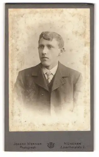 Fotografie Joseph Werner, München, Portrait junger Mann im Anzug mit Krawatte