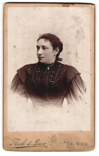 Fotografie Fleck & Lurz, Wien, Portrait junge Dame im hübschen Kleid mit Herzkette