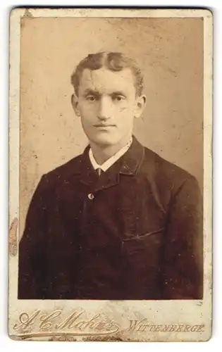 Fotografie A. C. Mohns, Wittenberge, Portrait junger Mann in zeitgenössischer Kleidung