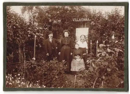 Fotografie Schrebergarten, Schrebergärtner-Familie vor ihrer Laube Villa Emma