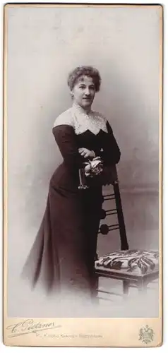 Fotografie Atelier Pietzner, Wien, Hausfrau im schwarzen Kleid mit Spitze
