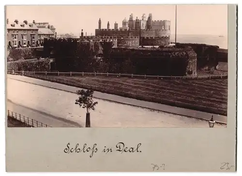 Fotografie Fotograf unbekannt, Ansicht Deal, Materialwarenladen an der Landungsbrücke, Rückseitig Schloss in Deal