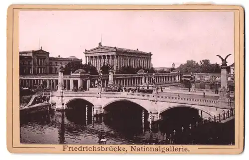 Fotografie Fotograf unbekannt, Ansicht Berlin, Strassenbahn auf der Friedrichsbrücke vor der Nationalgallerie