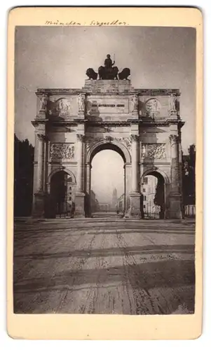 Fotografie Fotograf unbekannt, Ansicht München, Blick durch das Siegesthor