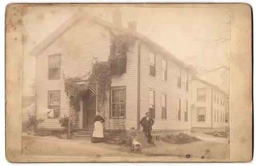 Fotografie A. W. Howes & Co., Turners Falls, Ansicht Turners Falls /Mass., Familie vor Wohnhaus