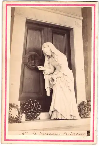 Fotografie Nicoli Teobaldo, Genova, Ansicht Genova, Cimitero monumentale di Staglieno, Figur vor Grabmal