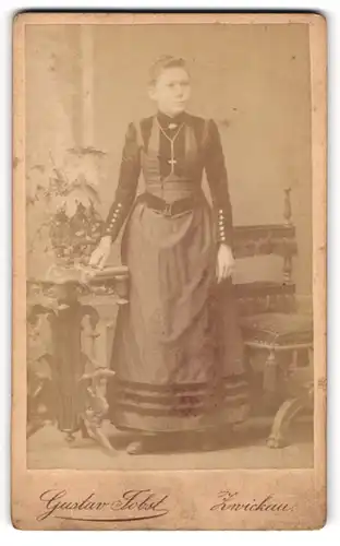 Fotografie Gustav Jobst, Zwickau, Portrait junge Dame in modischer Kleidung mit Kreuzkette