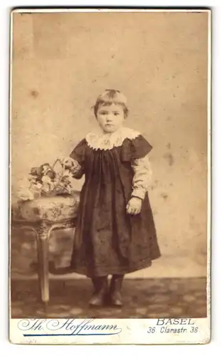 Fotografie Th. Hoffmann, Basel, Portrait kleines Mädchen im hübschen Kleid mit Blumenkorb