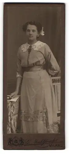 Fotografie Gustav Mühlfriedel, Wilkau i / S., Portrait bürgerliche Dame mit Zeitung an Tisch gelehnt