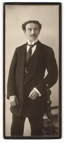 Fotografie Kurt Otto, Dessau, Portrait eleganter Herr mit Krawatte und Schnurrbart