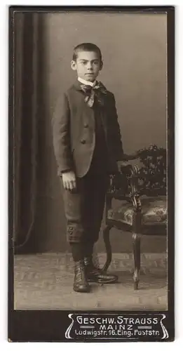 Fotografie Geschw. Strauss, Mainz, Portrait kleiner Junge im Anzug mit Fliege