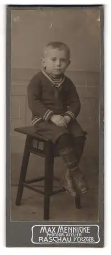 Fotografie Max Mennicke, Raschau i / Erzgeb., Portrait kleiner Junge im Matrosenanzug auf Hocker sitzend