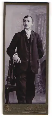 Fotografie S. Maass, Rostock, Portrait junger Mann im Anzug mit Krawatte