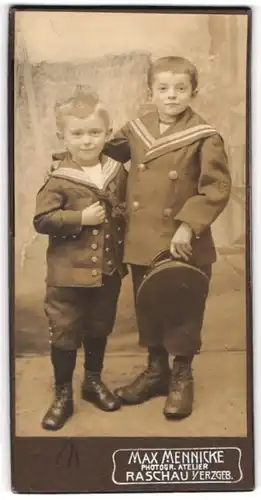 Fotografie Max Mennicke, Raschau i / Erzgeb., Portrait zwei kleine Jungen im Matrosenanzug mit Schirmmütze