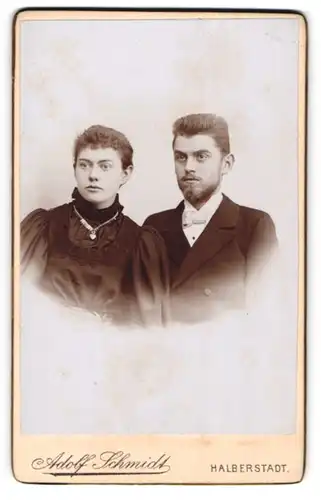 Fotografie Adolf Schmidt, Halberstadt, Portrait elegant gekleidetes junges Paar