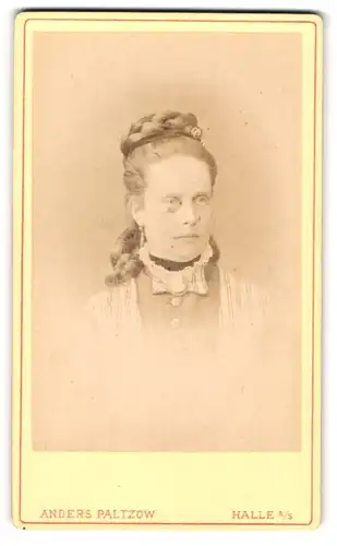 Fotografie Anders Paltzow, Halle a. S., Portrait bezauberndes Fräulein mit Flechtdutt