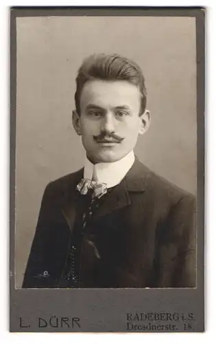 Fotografie L. Dürr, Radeberg i. S., Portrait charmant blickender junger Mann mit Schnurrbart