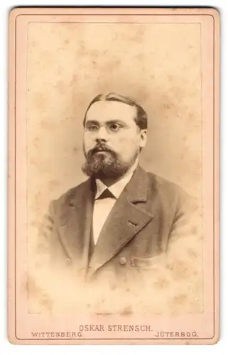 Fotografie Oskar Strensch, Wittenberg, Portrait stattlicher Herr mit Brille und Vollbart