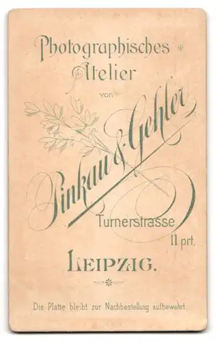 Fotografie Pinkau & Gehler, Leipzig, Portrait bildschöne Dame mit Brosche am Kleiderkragen