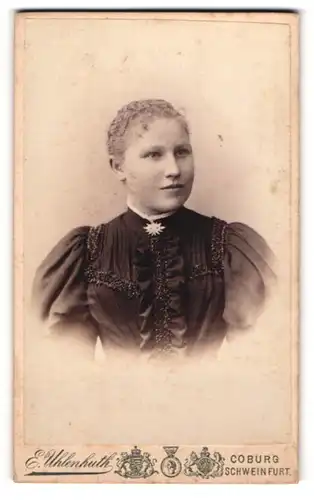 Fotografie E. Uhlenhuth, Coburg, Portrait junge Dame mit zurückgebundenem Haar