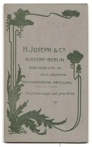 Fotografie H. Joseph & Co., Berlin-Rixdorf, Portrait niedliches Kleinkind im weissen Hemd auf Fell sitzend