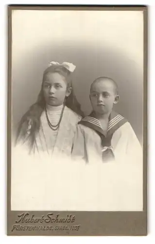 Fotografie Hubert Schmidt, Fürstenwalde, Portrait kleiner Junge im Matrosenanzug und Mädchen