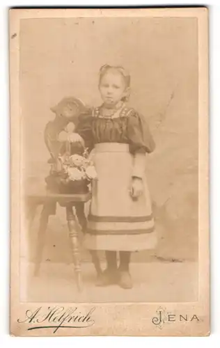 Fotografie A. Helfrich, Jena, Portrait kleines Mädchen in hübscher Kleidung mit Blumenkorb