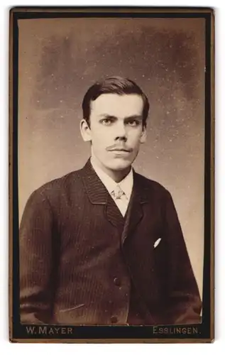 Fotografie Wilhelm Mayer, Esslingen, Portrait junger Mann im Anzug mit Fliege