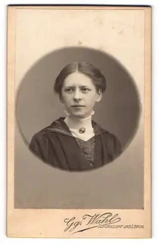 Fotografie Gg. Wahl, Schorndorf, Brustportrait modisch gekleidete Dame mit Kragenbrosche