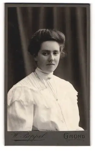 Fotografie Wilh. Boppel, Gmünd, Portrait junge Dame in weisser Bluse mit Kragenbrosche